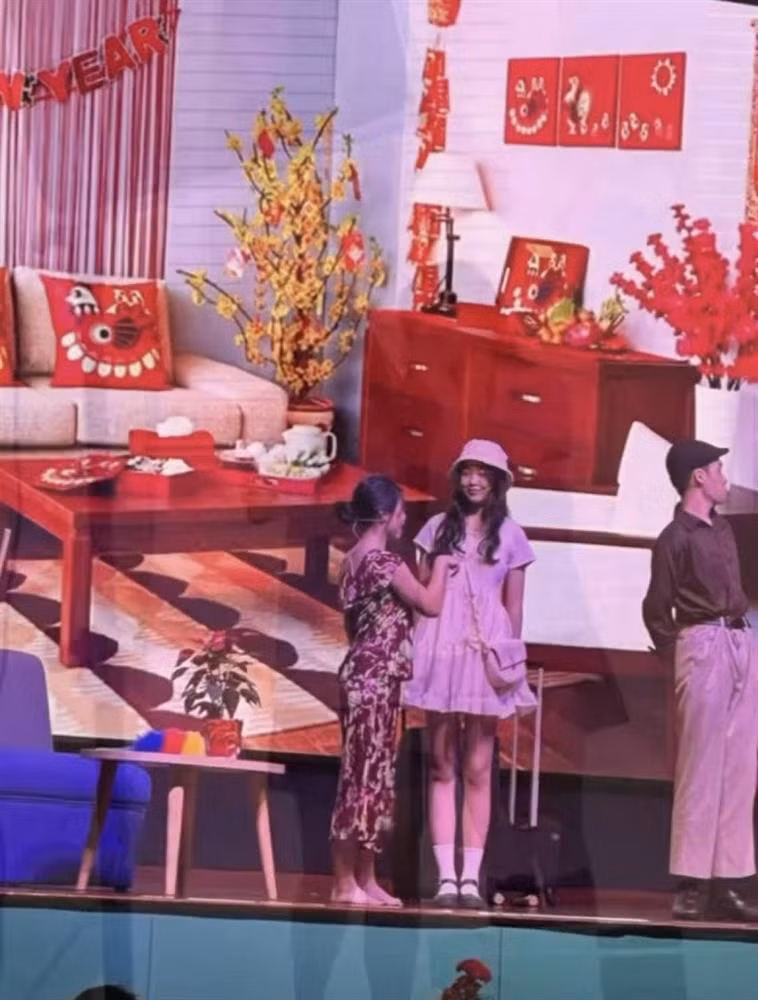 Thậm chí Lọ Lem còn cao hơn bạn học một cái đầu. Ngoài sắc vóc trội bật và hoàn mỹ, cô bé còn có tình yêu với nghệ thuật, thích hát, trình diễn, làm MC. Lọ Lem thể hiện tài năng trong hoạt động ngoại khóa ở trường và nổi bật hơn bạn bè đồng trang lứa về chiều cao. Cô bé từng có màn trình diễn gây sốt trong bộ áo dài show diễn thời trang của trường.