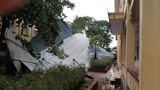 Nghe An: Loc xoay lam hai nguoi bi thuong, sap hang tram ngoi nha-Hinh-2