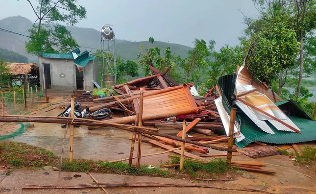 Nghe An: Loc xoay lam hai nguoi bi thuong, sap hang tram ngoi nha