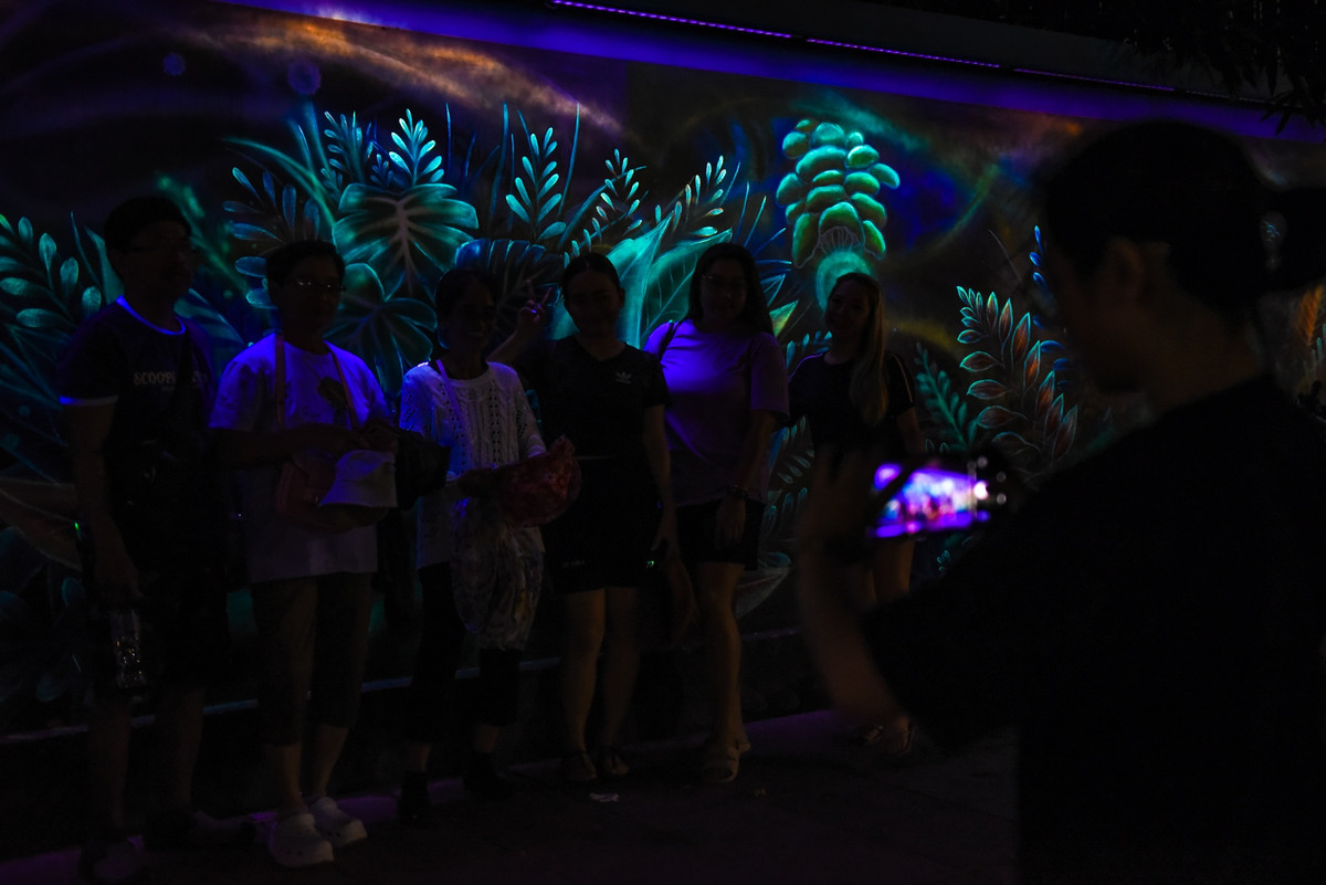 Từ Philippines đến Việt Nam du lịch, nhóm bạn Mila cho biết họ không gặp vấn đề gì khi đi tham quan Hà Nội vào buổi tối. “Hà Nội vốn là nơi cổ kính, lãng mạn và không thật sự có nhiều hoạt động về đêm như TP.HCM. Vì vậy, chúng tôi chủ yếu đi chơi, ngắm cảnh nơi đây vào ban ngày, còn tối đến chủ yếu đi ăn uống rồi sớm trở về khách sạn”, Mila cho hay.