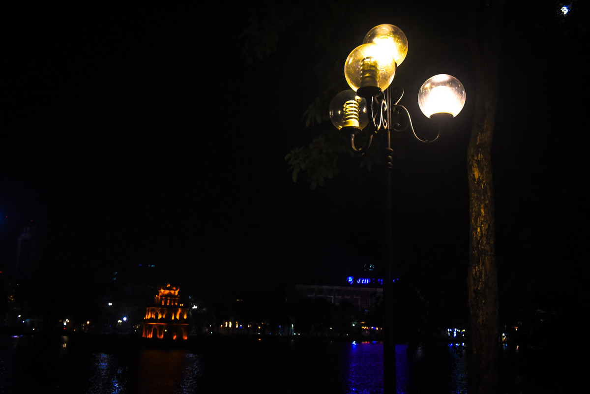 Hình ảnh hệ thống đèn chiếu bao quanh hồ Gươm từ lúc bật đến 23h. Theo đó, số lượng đèn được bật là một nửa trên tổng. Đúng 23h, toàn bộ đèn cũng được tắt hoàn toàn.