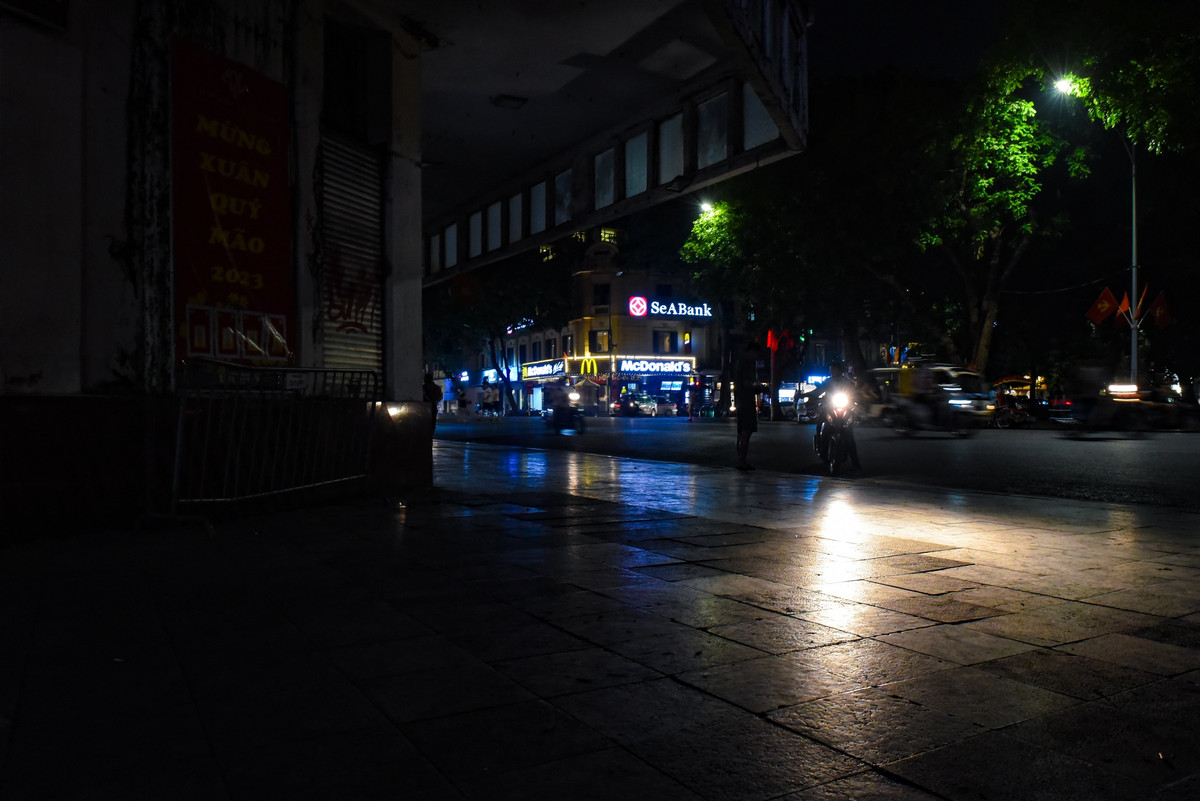 Theo số liệu cập nhật mới nhất của EVN và Trung tâm điều độ hệ thống điện Quốc gia (A0), phụ tải toàn hệ thống điện ngày 12/6 đạt 817 triệu kWh. Trong đó miền Bắc ước khoảng 401,9 triệu kWh. Trong bối cảnh khó khăn về nguồn, cơ quan điện lực cho biết công suất tiết giảm điện tối đa ở miền Bắc ngày 12/6 vào khoảng 3.225 MW, con số này tăng lên so với ngày 11/6 là 2.744 MW và ngày 10/6 là 1.300 MW. 