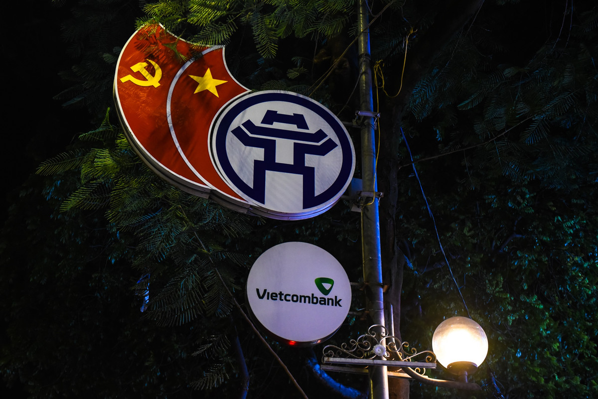 Theo UBND TP Hà Nội, hệ thống chiếu sáng công cộng của 12 quận và các tuyến quốc lộ, tỉnh lộ của 17 huyện, thị xã có khoảng 230.000 bộ đèn, trong đó đèn LED tiết kiệm điện chỉ chiếm hơn 11%. Trong ảnh, hệ thống đèn các logo, bảng hiệu trên phố Tràng Tiền không được bật vào khoảng 20h30.