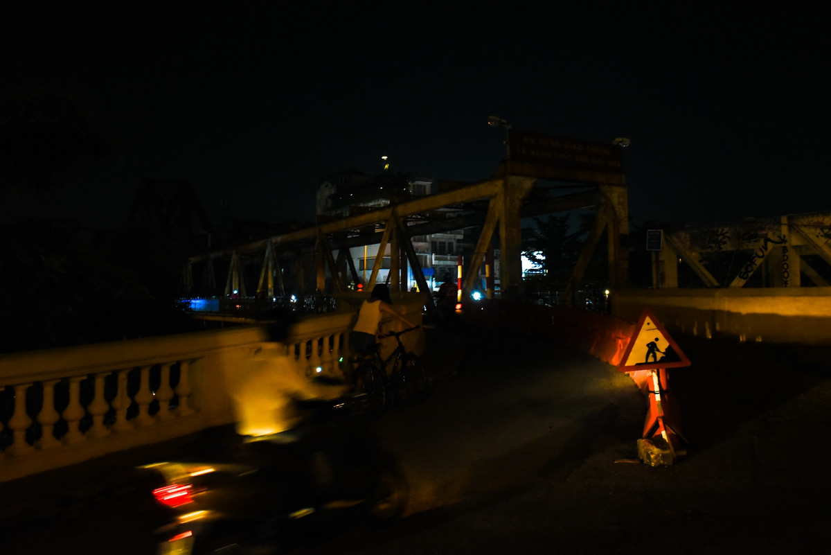 Sau 21h, cầu Long Biên hoàn toàn chìm trong bóng tối. Tuy nhiên, nhiều người dân cho biết họ cảm thấy không an toàn khi phải di chuyển trong điều kiện đèn chiếu sáng bị tắt do cây cầu đã xuống cấp tại nhiều vị trí, tiềm ẩn rủi ro tai nạn giao thông.