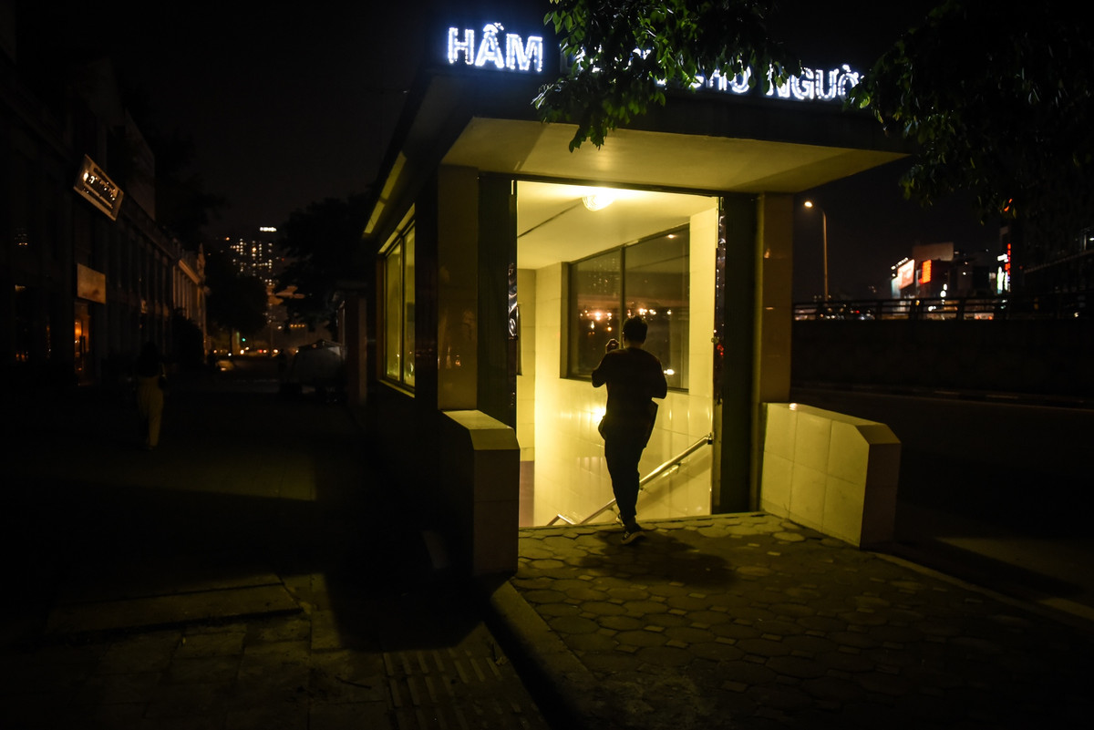 Vỉa hè đường Phạm Văn Đồng vào 19h30. Người đi bộ tại đây chỉ có thể di chuyển dựa theo ánh sáng hắt ra từ hầm đi bộ, các cửa hàng kinh doanh, nhà ở…