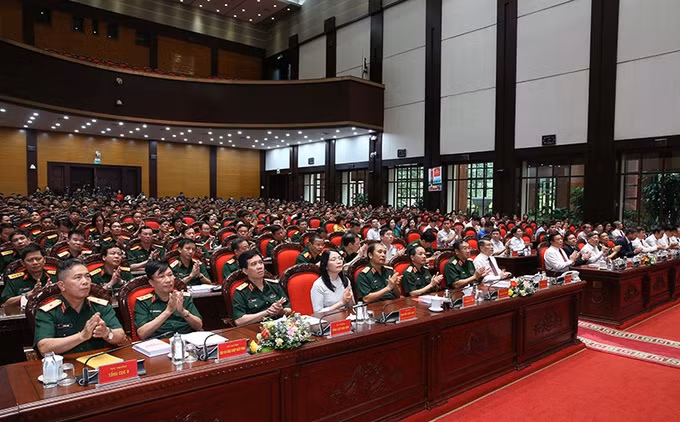 Ra mat sach cua Tong Bi thu Nguyen Phu Trong ve duong loi quan su