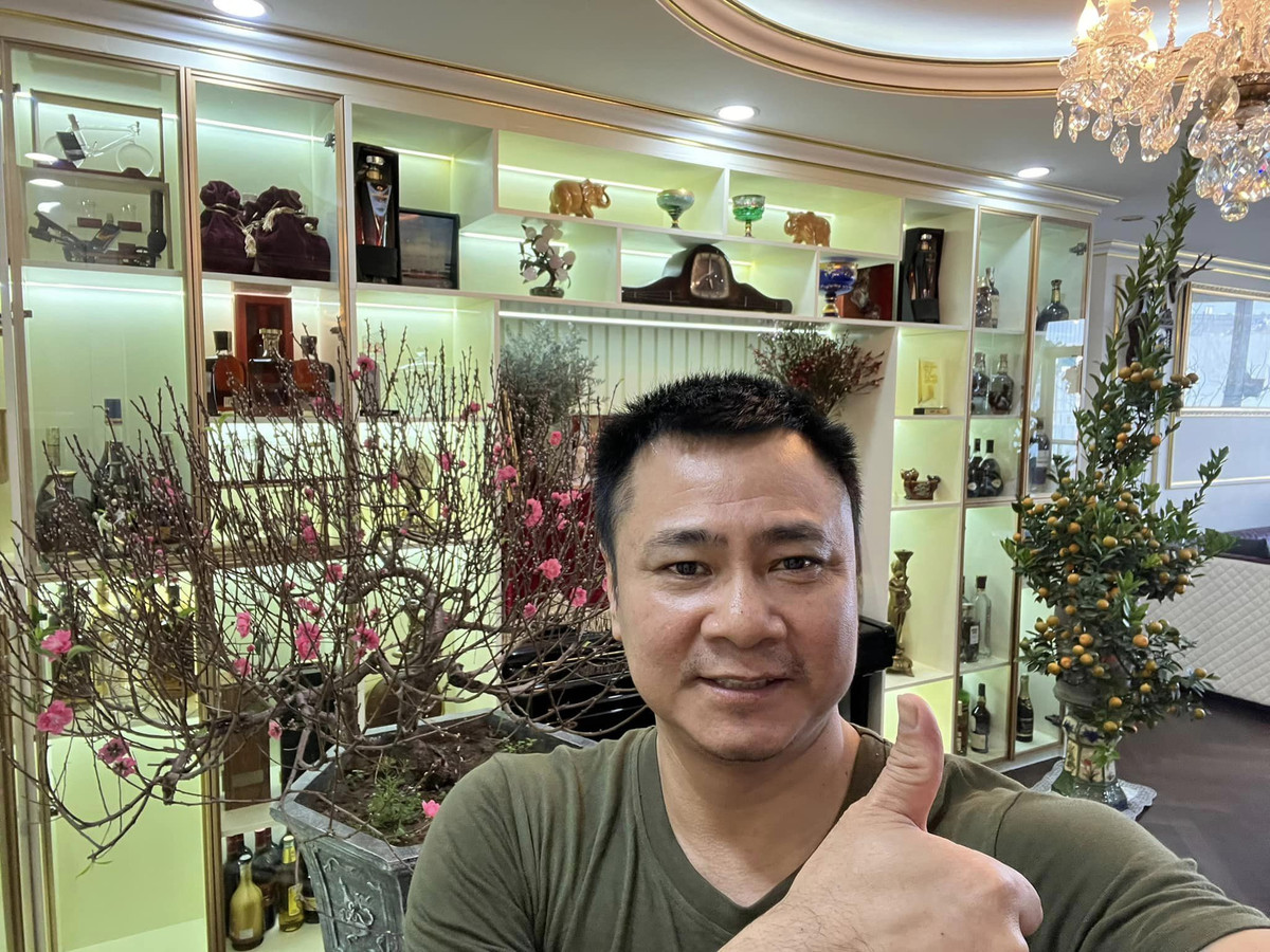 Nghĩ đến Tết, NSND Tự Long xuất khẩu thành thơ: “Ngoài hiên xuân đang về/ Trong nhà đợi đón xuân/ Có đôi chút tần ngần/ Chờ hương xuân mang tới”.