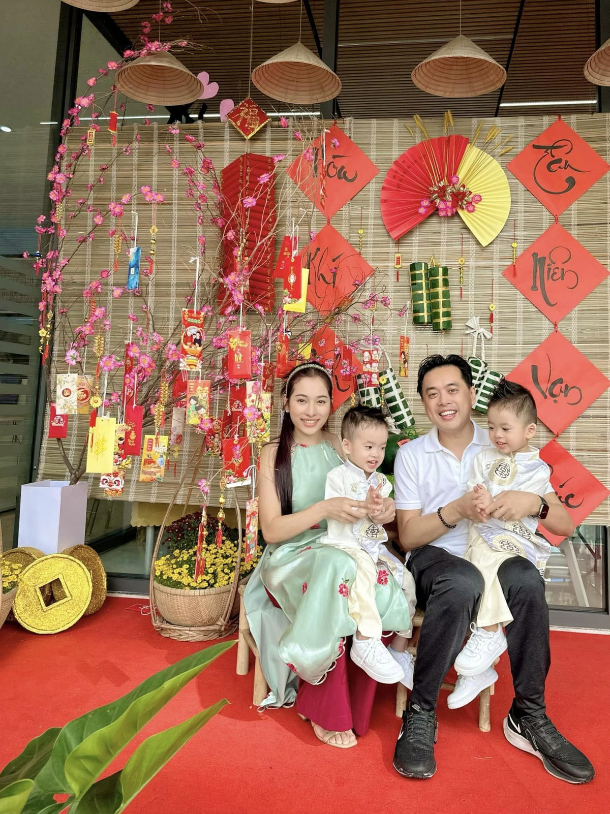 Nhạc sĩ Dương Khắc Linh hạnh phúc bên gia đình.