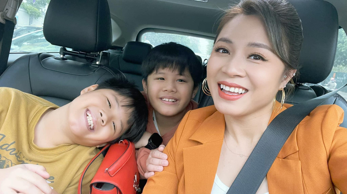 MC Hoàng Linh hạnh phúc bên hai con trai sinh đôi.