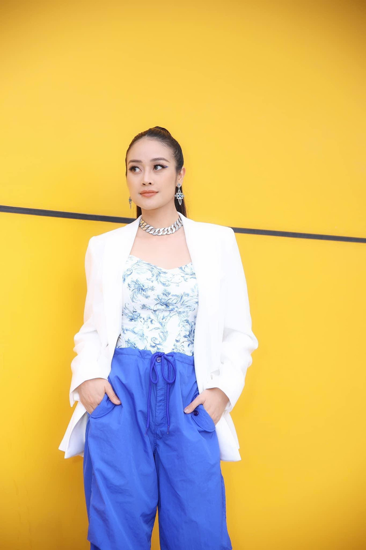 MC Phí Linh cá tính.