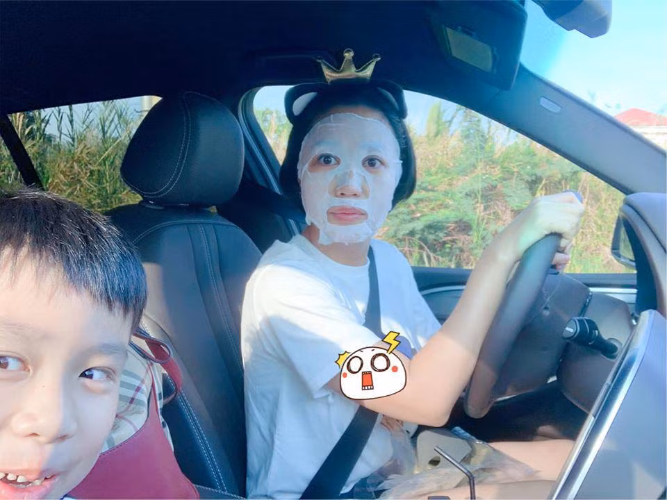 Ốc Thanh Vân gây cười với cảnh đắp mặt nạ trên xe hơi, gương mặt không có gì ngoài vẻ ngộ nghĩnh, hài hước.