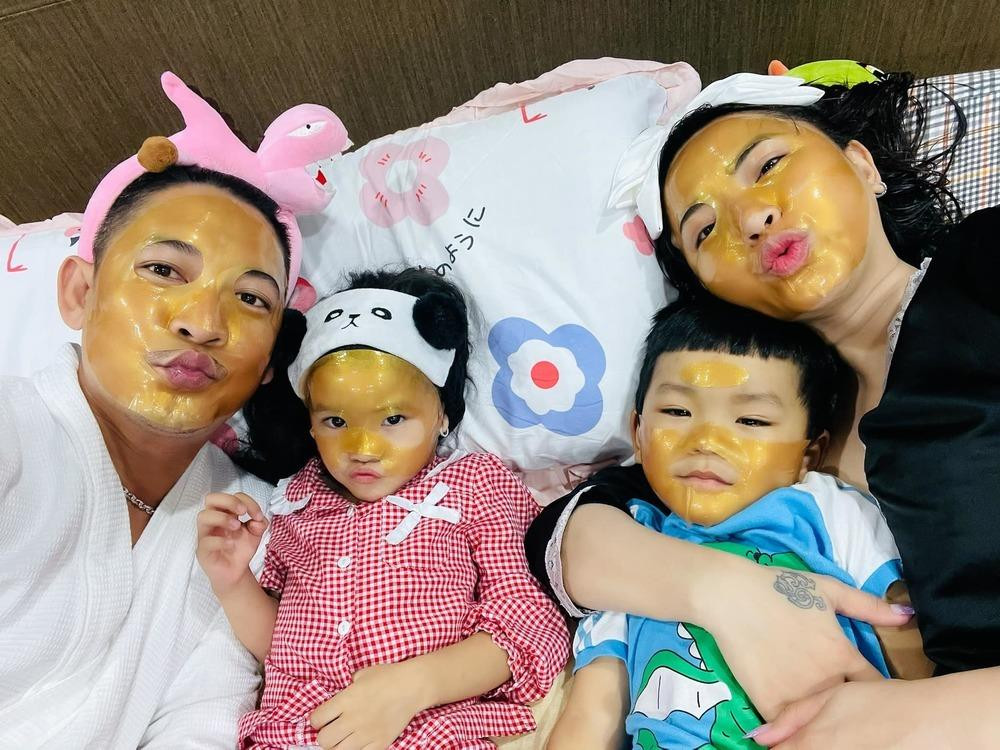 ải Băng và giây phút làm đẹp dễ thương, hài hước bên chồng con.