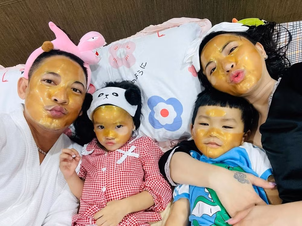 Hải Băng và giây phút làm đẹp dễ thương, hài hước bên chồng con.