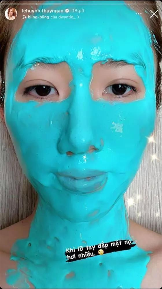 húy Ngân với pha đắp mặt nạ đủ khiến người xem... hết hồn.