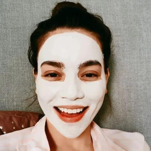 ồ Ngọc Hà rất coi trọng việc chăm sóc da, đắp mặt nạ là điều cơ bản trong những thao tác làm đẹp.