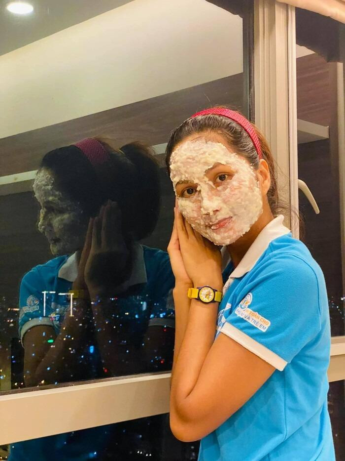 ương mặt ngộ nghĩnh, hài hước của hoa hậu khi đắp mặt nạ bằng sữa tươi và cơm nguội.