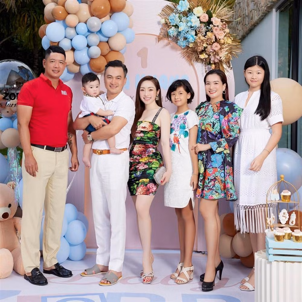 Mới đây, gia đình Bình Minh - Anh Thơ có dịp quây quần với gia đình Chi Bảo - Lý Thùy Chang. Theo đó, Bình Minh cùng vợ con tới dự tiệc thôi nôi quý tử của gia đình bạn thân. Bên cạnh vẻ đáng yêu của bé Gia Khang nhà Chi Bảo, cư dân mạng cũng chú ý tới ngoại hình 2 con gái Bình Minh. Cả hai cô bé đều cho thấy chiều cao vượt trội. An Nhiên mới 13 tuổi đã cao 1m72. Trong khi đó, An Như mới 10 tuổi đã cao ngang ngửa bà xã Chi Bảo. An Như (tóc ngắn) mới 10 tuổi đã sở hữu đôi chân dài miên man, nếu đi đôi giày tương đương sẽ cao ngang doanh nhân Lý Thùy Chang.