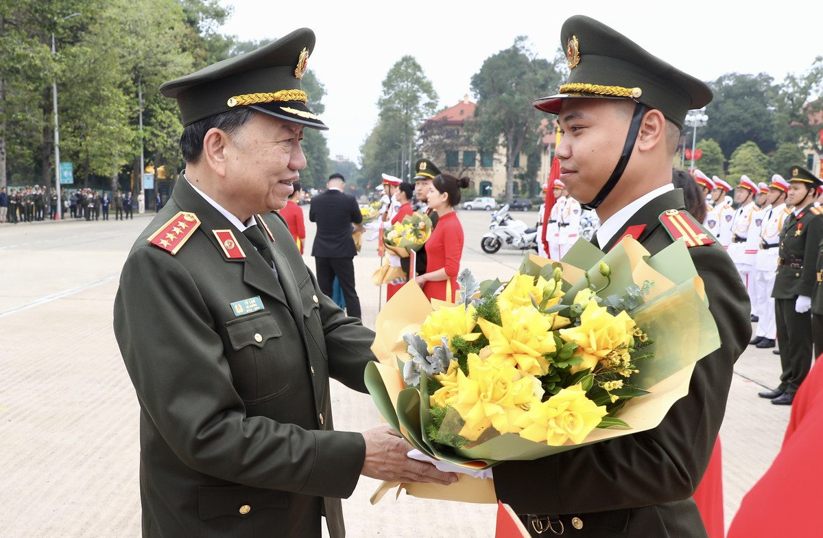 Đại tướng Tô Lâm, Bộ trưởng Công an tặng hoa cho các đơn vị. Hội thao có sự tham gia của hơn 1.000 vận động viên, huấn luyện viên, trọng tài là cán bộ, chiến sĩ các đơn vị thuộc Bộ Tư lệnh Cảnh vệ và các đơn vị.