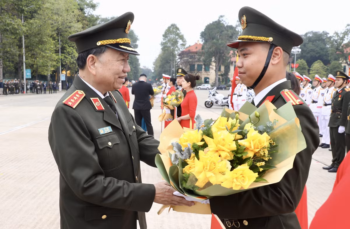 Đại tướng Tô Lâm, Bộ trưởng Công an tặng hoa cho các đơn vị. Hội thao có sự tham gia của hơn 1.000 vận động viên, huấn luyện viên, trọng tài là cán bộ, chiến sĩ các đơn vị thuộc Bộ Tư lệnh Cảnh vệ và các đơn vị.
