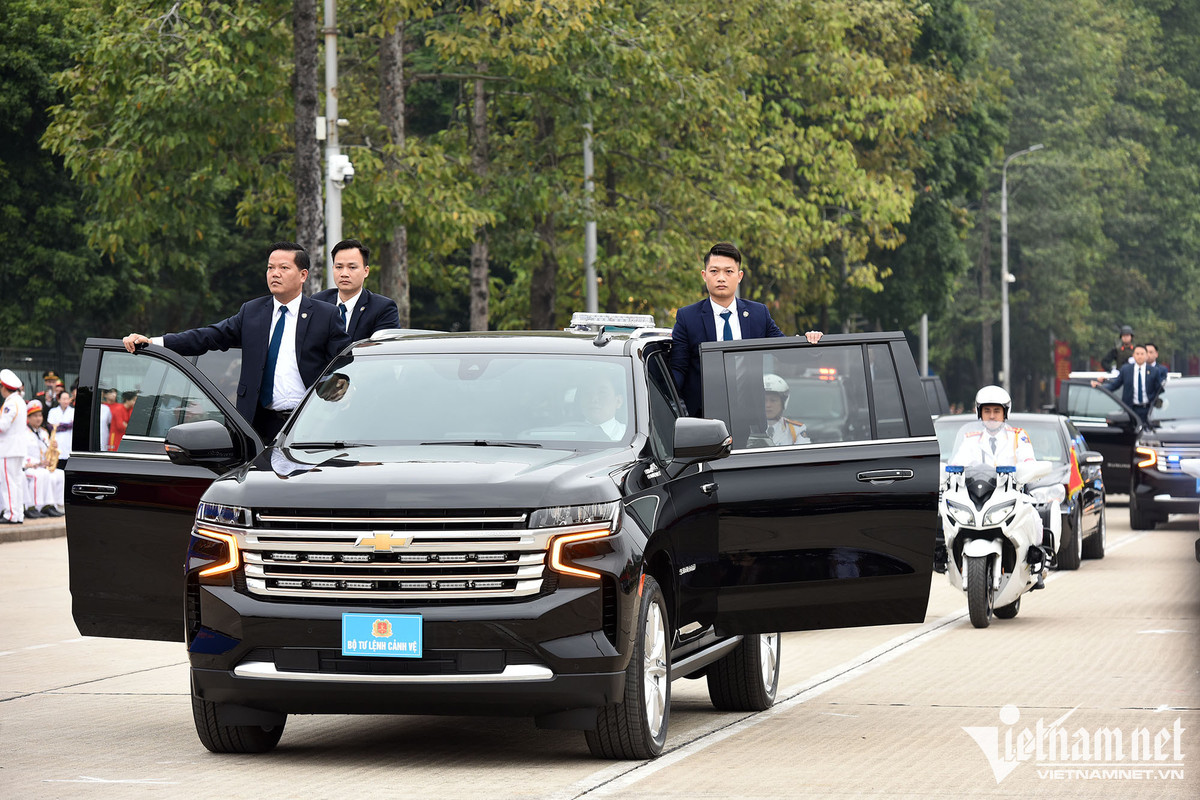 Theo tình huống giả định, lực lượng cảnh vệ tháp tùng tổng thống nước X thăm quan một điểm du lịch công cộng ở Hà Nội. Bất ngờ bị một nhóm khủng bố trà trộn vào đám đông nhằm mục đích ám sát tổng thống nước X. Đoàn xe hộ tống tổng thống nước X trên đường đến địa điểm tham quan công cộng.