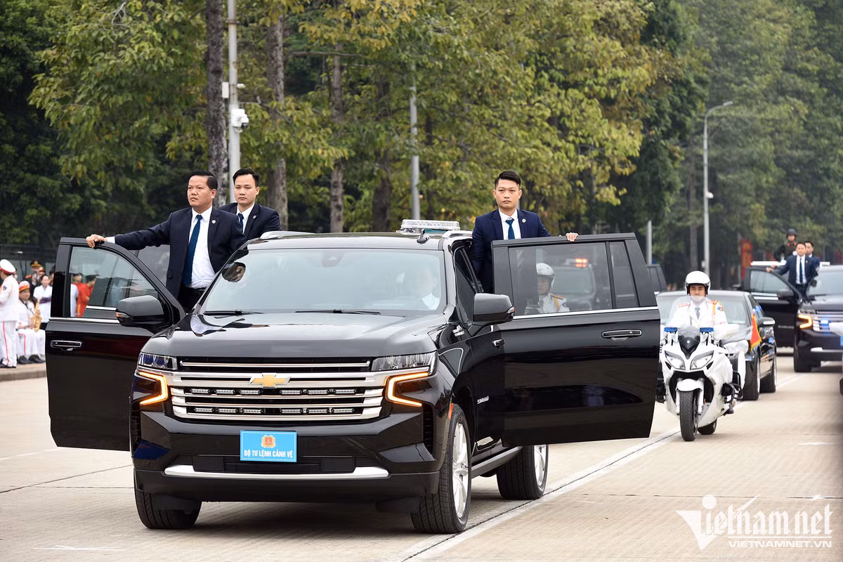 Theo tình huống giả định, lực lượng cảnh vệ tháp tùng tổng thống nước X thăm quan một điểm du lịch công cộng ở Hà Nội. Bất ngờ bị một nhóm khủng bố trà trộn vào đám đông nhằm mục đích ám sát tổng thống nước X. Đoàn xe hộ tống tổng thống nước X trên đường đến địa điểm tham quan công cộng.