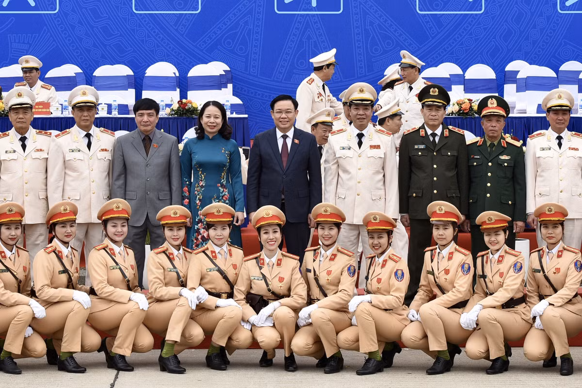 Tham dự buổi lễ có Chủ tịch Quốc hội Vương Đình Huệ; Phó Chủ tịch nước Võ Thị Ánh Xuân; Đại tướng Tô Lâm, Bộ trưởng Công an cùng đại diện lãnh đạo các bộ, ban, ngành.