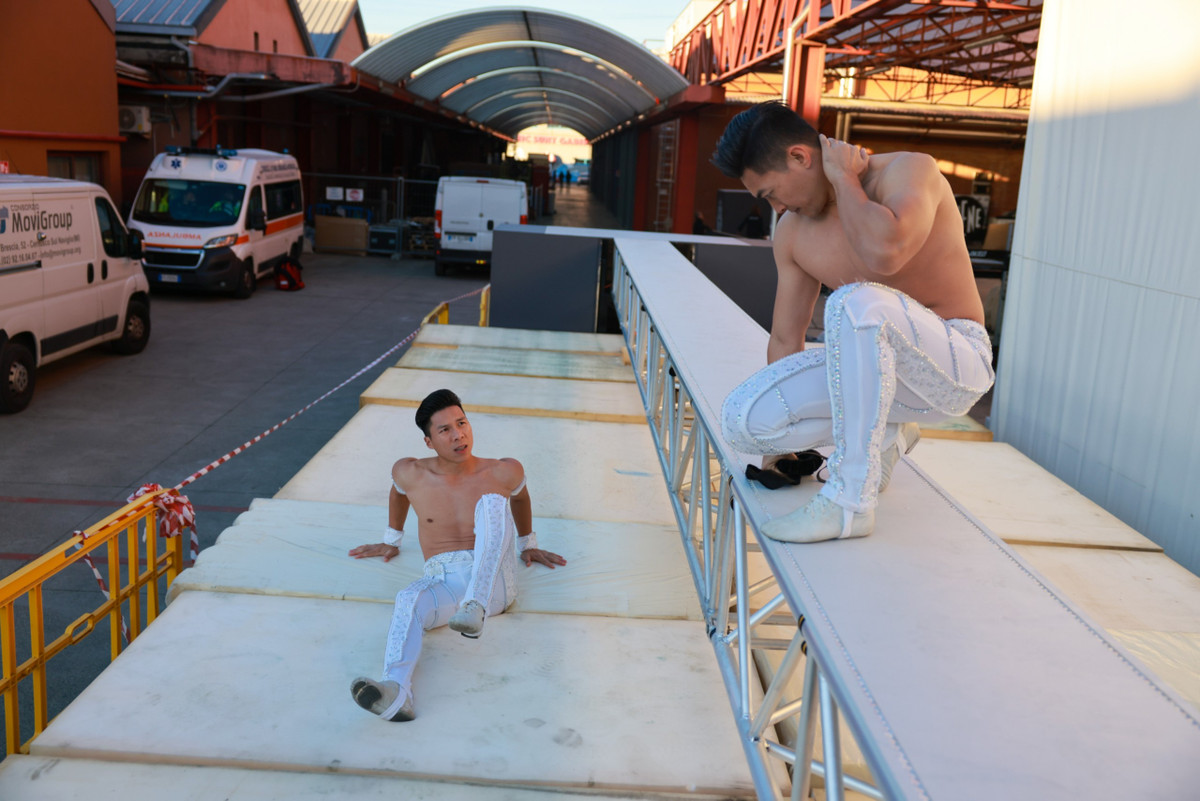 Theo lịch trình, Quốc Cơ và Quốc Nghiệp sẽ tiếp tục tập luyện đến 10h sáng 3/2. Sau đó, họ nghỉ ngơi, dự kiến chính thức xác lập kỷ lục thế giới mới vào 13h cùng ngày.