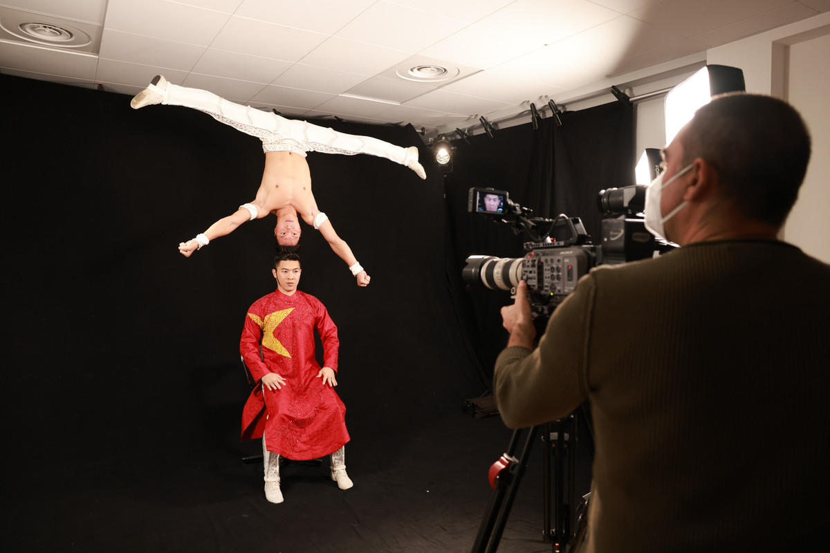 Hai anh em diện áo dài đỏ in hình ngôi sao vàng, đính kết đẹp mắt. Mỗi chiếc áo in nửa hình ngôi sao, hai người đứng cạnh nhau mới ghép thành hình ngôi sao hoàn chỉnh, ngụ ý anh em gắn kết không rời và chung tinh thần tự hào dân tộc.