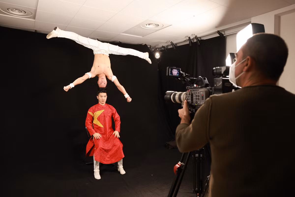 Hai anh em diện áo dài đỏ in hình ngôi sao vàng, đính kết đẹp mắt. Mỗi chiếc áo in nửa hình ngôi sao, hai người đứng cạnh nhau mới ghép thành hình ngôi sao hoàn chỉnh, ngụ ý anh em gắn kết không rời và chung tinh thần tự hào dân tộc.