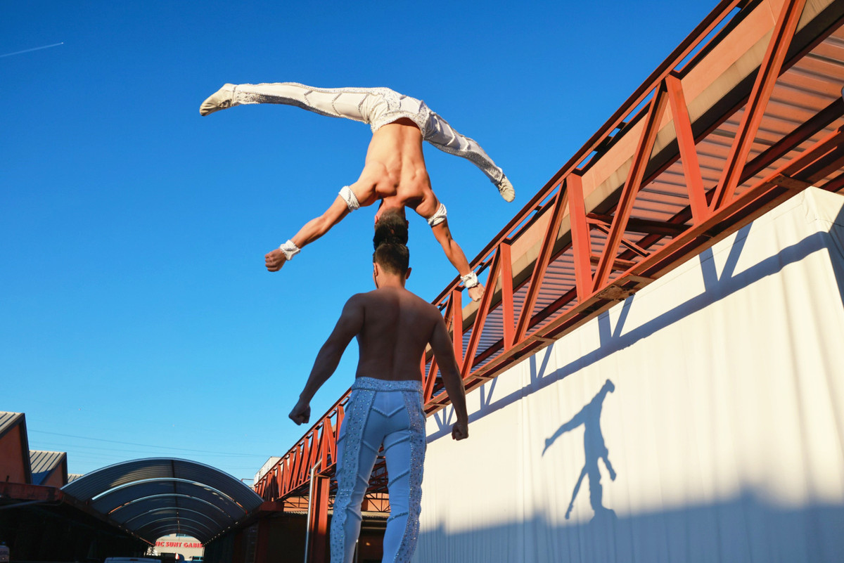 Anh em họ Giang sẽ phải bịt mắt, chồng đầu, đi lên 10 bậc thang rộng 50 cm, mỗi bậc cách nhau 30 cm, đi đường thẳng 10 m rộng 50 cm rồi đi xuống 10 bậc thang tương tự trong vòng 1 phút.