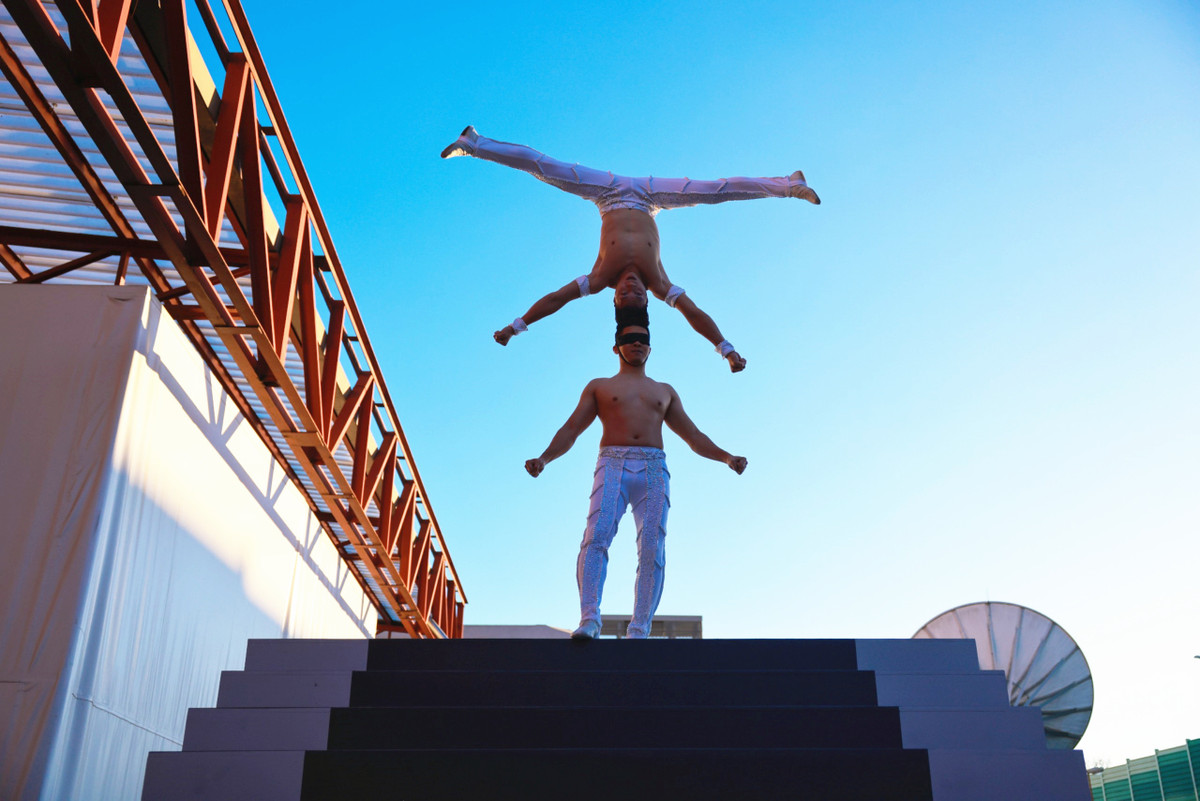 Ban đầu, họ tập luyện mà không dùng bịt mắt. Hai nghệ sĩ xiếc hoàn thành màn trình diễn trong thời gian 1 phút 35 giây.