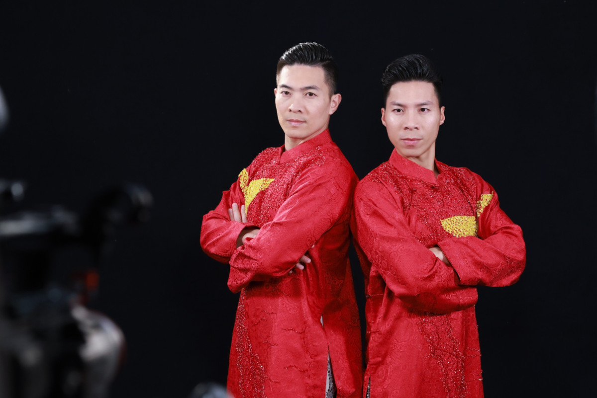 Chiều 2/2 (giờ Italy), nghệ sĩ xiếc Quốc Cơ và Quốc Nghiệp đến trụ sở Tổ chức Kỷ lục Guinness thế giới tại Milan thực hiện ghi hình, phỏng vấn.