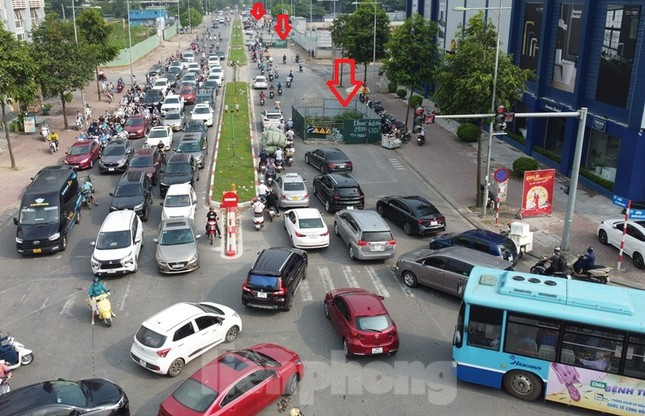 Các hàng rào thi công ở đây đã được dựng lên cả năm nay, giấy phép do Sở GTVT Hà Nội cấp đã nhiều lần hết phép, sau đó đã được cấp lại.