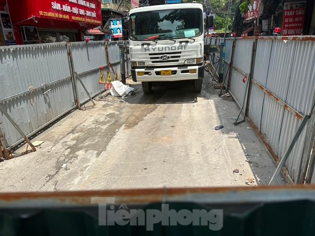 Bên trong lô cốt cũng đang vắng công nhân, công trường này cũng thi công chậm và từng hết phép, sau đó đã được Sở GTVT Hà Nội cấp lại.