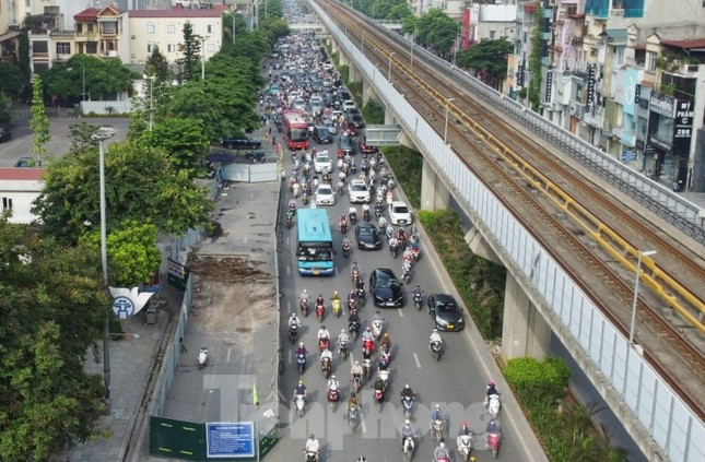 Trên các tuyến đường như Nguyễn Trãi, Nguyễn Xiển, Chu Văn An, Vũ Tông Phan cũng đang có tình trạng hàng rào lô cốt dựng lên gây ùn tắc nhưng bên trong vắng công nhân thi công.
