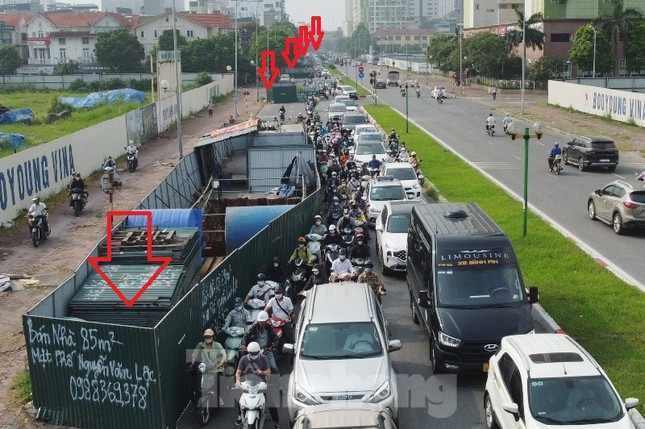 Tuyến phố Vũ Trọng Khánh (Hà Đông) chỉ dài có khoảng 1 km nhưng đang có khoảng 10 “lô cốt” thi công dựng lên cả năm nay, chiếm đến 2/3 lòng đường.