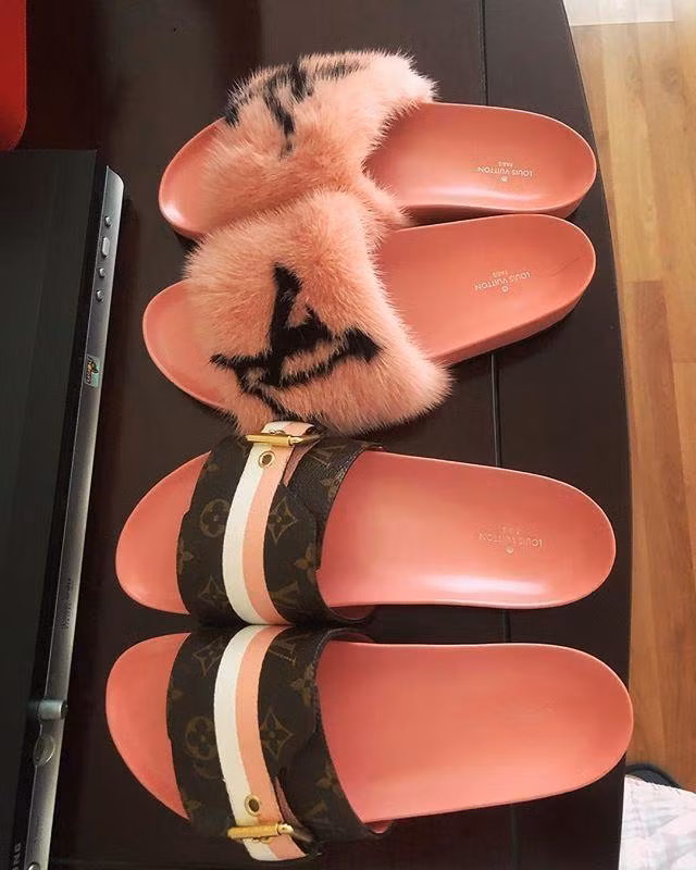 Hai đôi dép hiệu LV màu hồng (mỗi đôi có giá khoảng 1.090 USD) thì vì "xinh quá không nỡ đi", mỹ nhân 8X tận dụng làm vật trưng bày.