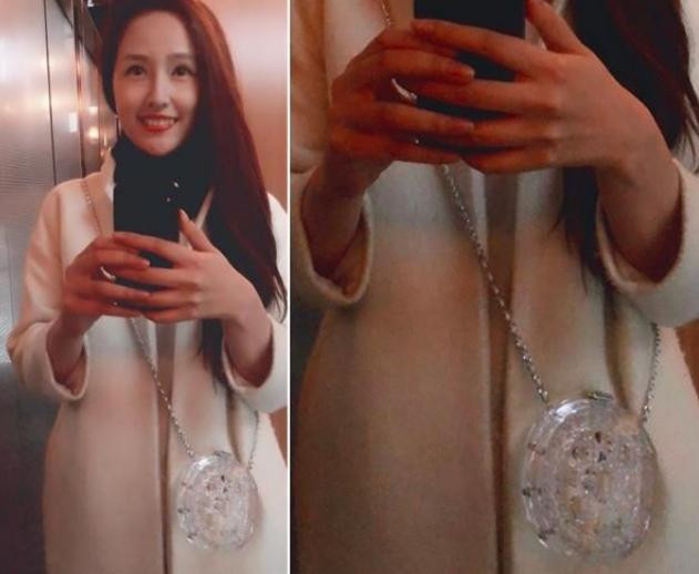 úi trong suốt chỉ đựng vừa thỏi son, trị giá 300 triệu đồng của nhà mốt Chanel được Mai Phương Thúy mix cùng bộ cánh không mấy sành điệu.