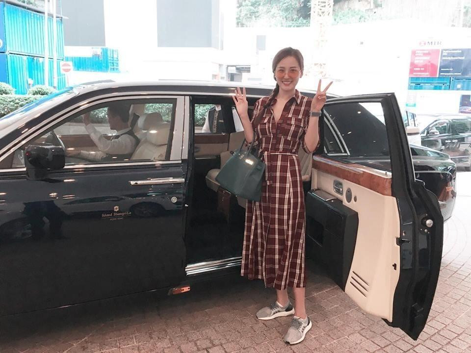 goài những dịp đi sự kiện, hình ảnh đời thường của Mai Phương Thúy thường giản dị, mộc mạc, dù "phủ" hàng hiệu. Không ít lần cô bị chê mặc xấu, phối đồ không liên quan. Song người đẹp vẫn trung thành với phong cách quen thuộc.