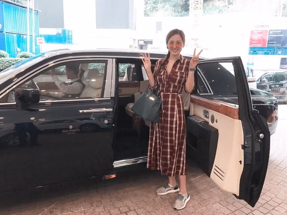 Ngoài những dịp đi sự kiện, hình ảnh đời thường của Mai Phương Thúy thường giản dị, mộc mạc, dù "phủ" hàng hiệu. Không ít lần cô bị chê mặc xấu, phối đồ không liên quan. Song người đẹp vẫn trung thành với phong cách quen thuộc.