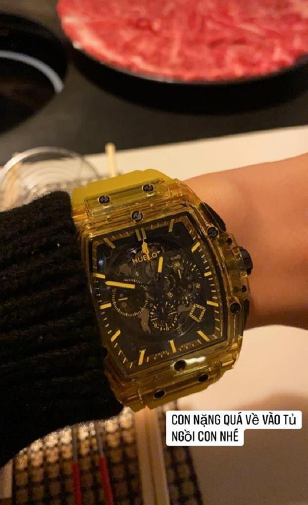 ai Phương Thúy từng khoe món quà tự thưởng cho bản thân nhân dịp Giáng Sinh là một chiếc đồng hồ từ thương hiệu Hublot có giá 1,7 tỷ đồng. Phải đặt trước 2 tháng mới có thể sở hữu nhưng vừa nhận xong, cô tuyên bố sẽ cất tủ để ngắm vì nặng.