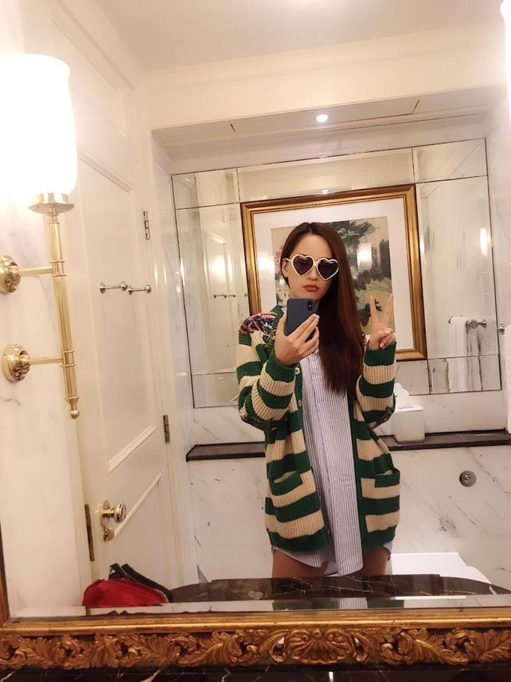 hìn cách cô phối đồ, khó ai có thể nghĩ chiếc áo len thêu họa tiết con công này có giá 11.000 USD.