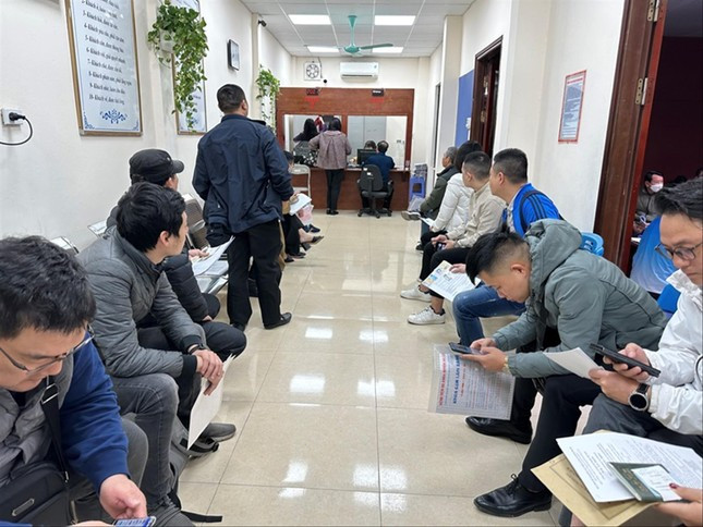 Moi cong an vao cuoc ngan chan dich vu “co” cap, doi giay phep lai xe