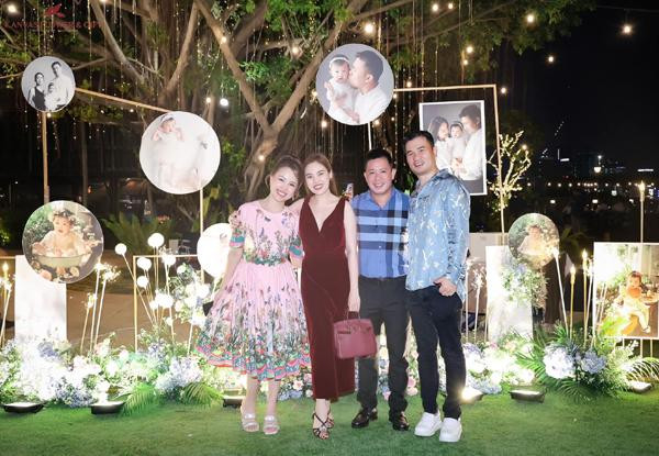 ề phía Vân Hugo, cô hân hoan khoe tiệc thôi nôi của con gái bên nhiều người bạn thân nổi tiếng trong làng giải trí như: Giang Hồng Ngọc...