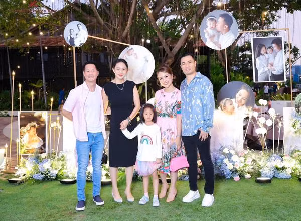 Trong tiệc thôi nôi của con gái Vân Hugo lần này không thể thiếu vắng Phan Như Thảo. Cô cùng chồng đại gia và con gái đến chúc mừng tiệc hỉ của Vân Hugo.