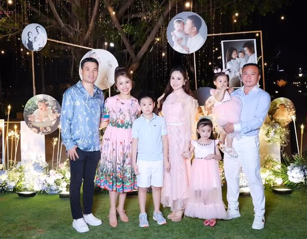  Vy Oanh sau một thời gian im ắng giữa nhiều nghi vấn liên quan đến CEO Nguyễn Phương Hằng đã bất ngờ trở lại trong tiệc thôi nôi của con gái Vân Hugo. Trước đó, đợt tháng 4, Vy Oanh đã có hành động gây chú ý với dân mạng. Cụ thể, cô hầu như không có động thái nào trên MXH. Cho đến mới đây, nữ ca sĩ đã khóa toàn bộ trang fanpage và Facebook cá nhân. Hiện cư dân mạng không thể tìm kiếm những tài khoản MXH từng được nữ ca sĩ sử dụng thường xuyên trước đây.