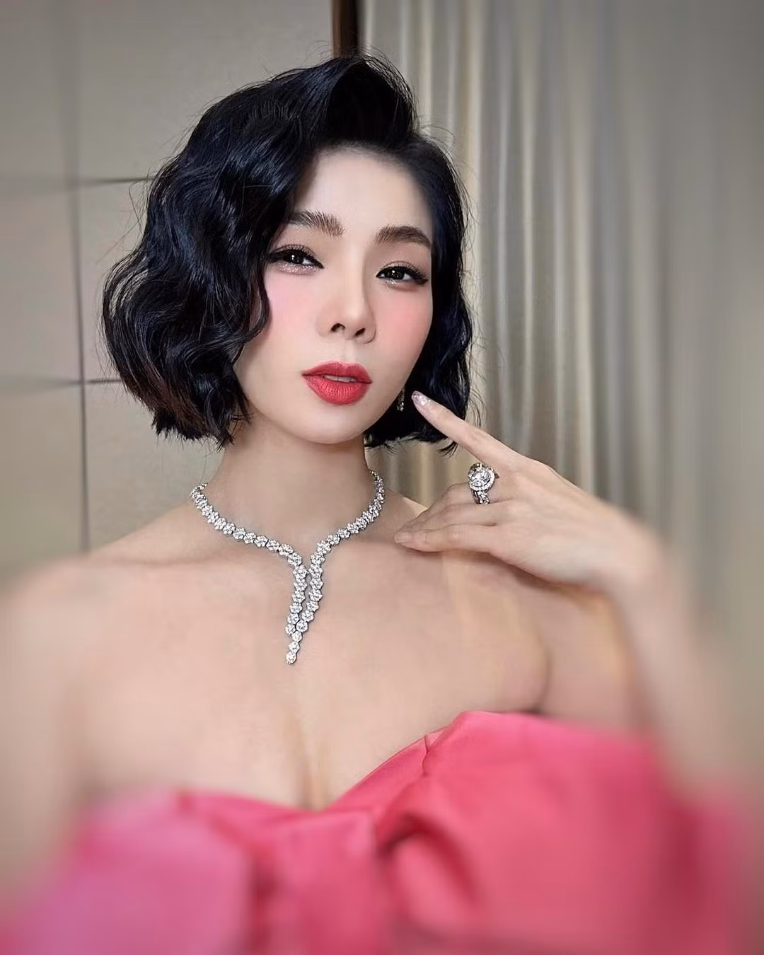 Le Quyen khoe vai tran, Phuong Mai goi cam