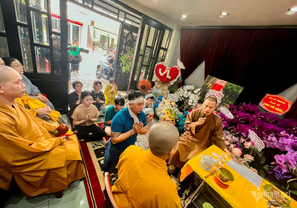 Con gai NSUT Vu Linh bat khoc trong le cung 100 ngay cha