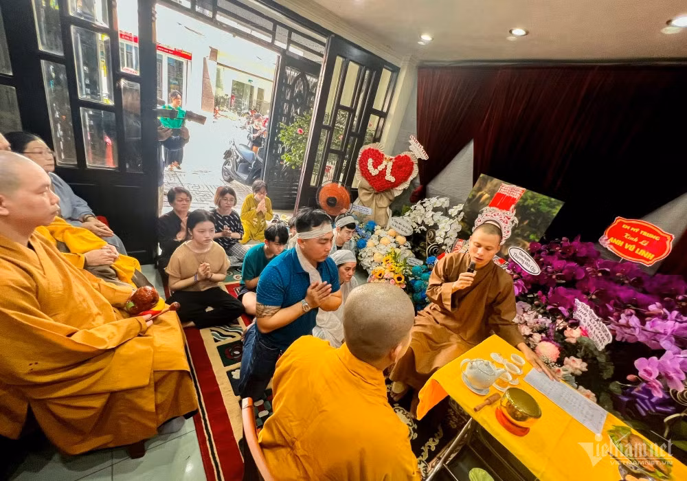 Con gai NSUT Vu Linh bat khoc trong le cung 100 ngay cha