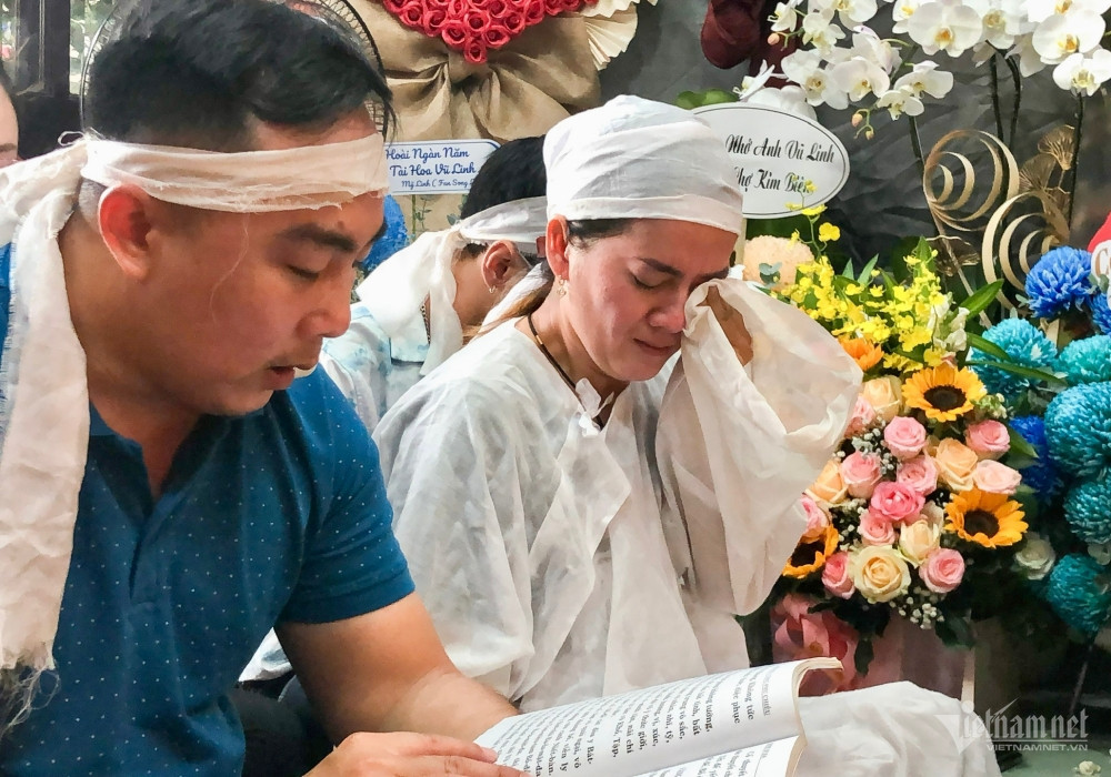 Con gái Vũ Linh nhiều lần bật khóc trong buổi lễ. Lúc sinh thời, cha luôn yêu thương, bảo bọc cô cho đến ngày nhắm mắt xuôi tay.
